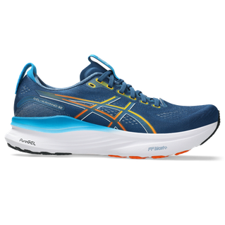 Asics Gel-Kayano 32, Herre i Twilight Blue/Anzu har en overdel i mesh, snørelukning, polstret hvid sål og sort-orange slidbane med gule highlights. Brandmarkeringer fuldender denne atletiske løbeskos design.
