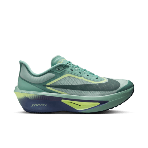 Nike Zoom Fly 6 løbesko herre har et strømlinet design i farverne cannon, seaweed, light silver og cobalt bliss med en overdel i mesh, en tyk sål i cushlon-skum med gule og blå detaljer og "ZAAMX" på siden.