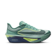 Nike Zoom Fly 6 løbesko herre har et strømlinet design i farverne cannon, seaweed, light silver og cobalt bliss med en overdel i mesh, en tyk sål i cushlon-skum med gule og blå detaljer og "ZAAMX" på siden.