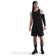 En person med langt hår står lidt til siden iført en sort/reflekterende sølv Nike Dri-Fit Running Tank Top (Herre); baggrunden er almindelig hvid.