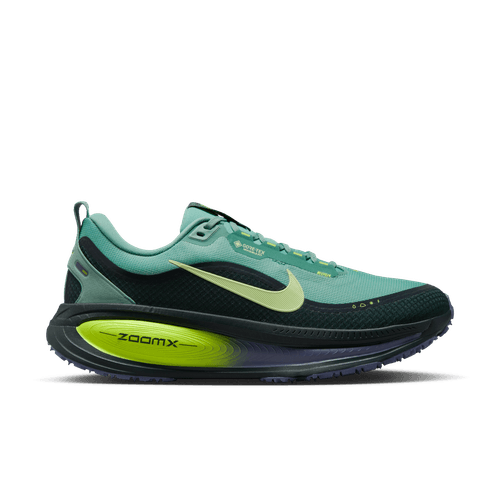 Et sidebillede af Nike Vomero 18 Gore-Tex til mænd i Seaweed/Barely Volt-Cannon-Volt viser en grøn mesh-overdel, lime-swoosh, ZoomX-mærket sål med gradient fra sort til gul mellemsål og ydersål i gummi for støddæmpende komfort.