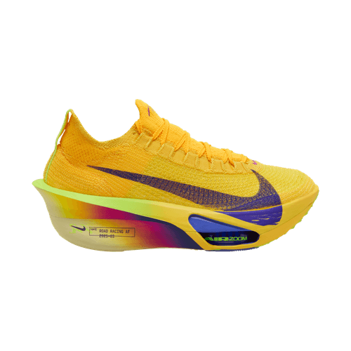 Nike Alphafly Next% 3 Dame i Laser Orange/Indigo Burst-Citron Pulse har en livlig gul og orange overdel med en lilla swoosh, tyk sål og gradueret mellemsål, vist mod en almindelig hvid baggrund.