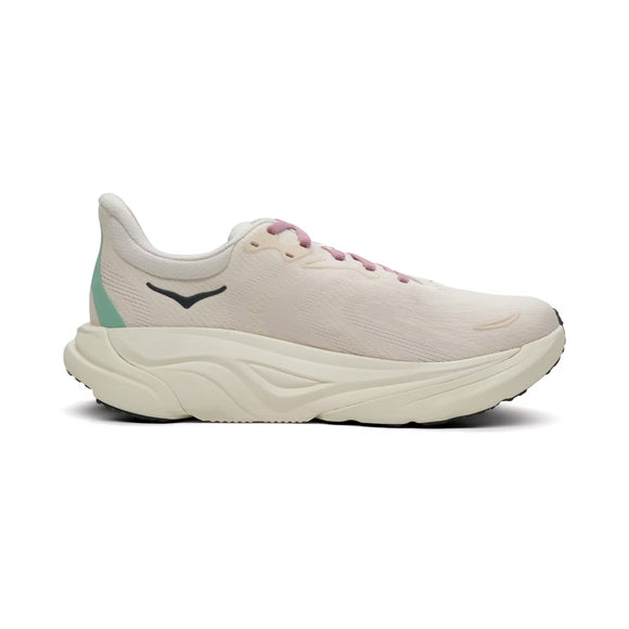 Et sidebillede af Hoka Arahi 8 Dame i Rose Cream/Alabaster med en tyk, bølget sål, der giver stabilitet, lysegrøn hælaccent, lyserøde øjer og et sort logo ved snørebåndene.