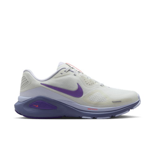 Et sidebillede af Nike Structure 26 Dame i Summit White/Wild Grape-Amethyst Tint har en overdel i beige mesh, lilla swoosh, lavendel- og lilla sål og stabiliseringselementer.