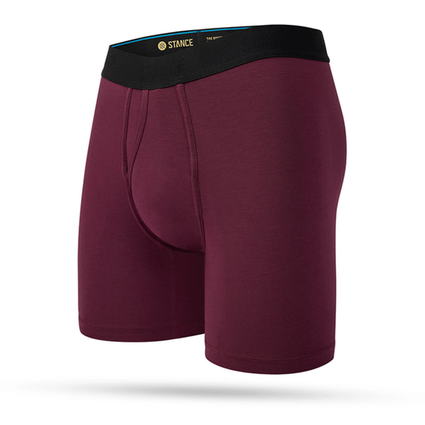 Stance Fig Boxer Brief til herrer i rødbrun har en sort logo-linning, kontureret pose og synlige syninger, vist på en hvid baggrund.