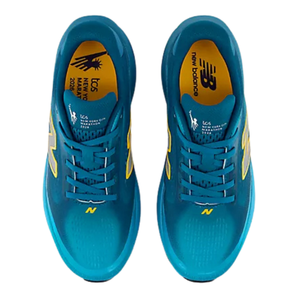 Et par blå Freshfoam Ellipse-løbesko til kvinder fra Altitude x NYC Marathon med gule indlægssåler med NYC Marathon-logo.