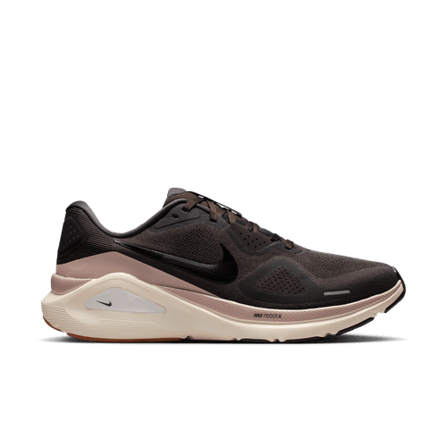 En Nike Structure 26 herre løbesko i Medium Ash/Black-College Grey ses fra siden på en hvid baggrund med en overdel i sort mesh, sort Swoosh og en beige skumsål, der giver stabilitet og støddæmpning.