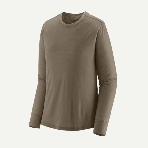 Patagonia L/S Cap Cool Merino Blend Shirt til kvinder i Wing Grey er vist mod en råhvid baggrund. Denne langærmede crew neck med afslappet pasform har minimale detaljer og er ideel til dem, der søger bæredygtig sportstøj.