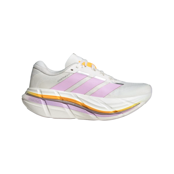 En hvid Adistar BYD 2 sportssko fra Adidas, designet til kvinder, med lyserøde og gule detaljer, tre karakteristiske lyserøde striber på siden, en tyk, polstret sål og en lav model. Denne lette og responsiv løbesko har en dynamisk konstruktion, hvilket gør den ideel til tempotræning. Fotograferet på en ensfarvet hvid baggrund.