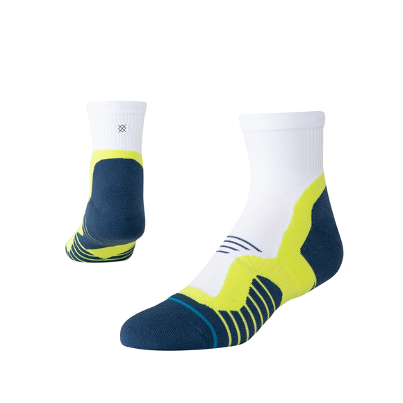 Et par Stance Pace Light Quarter unisex-sokker i farven Volt – den perfekte åndbare løbesok – med hvid overdel, marineblå tå- og hælpartier samt markante gule geometriske detaljer. Den ene sok vises set fra siden, den anden set bagfra.