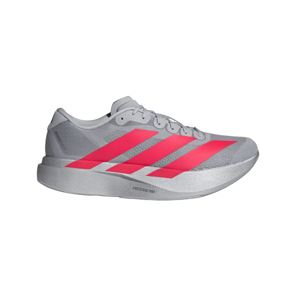 Adidas Adizero Evo SL, Herre, i Silvmt/Lucred/Ironmt har et gråt design med lyserøde diagonale striber, en hvid Lightstrike Pro-dæmpet mellemsål og struktureret sål, vist mod en almindelig lysegrå baggrund.