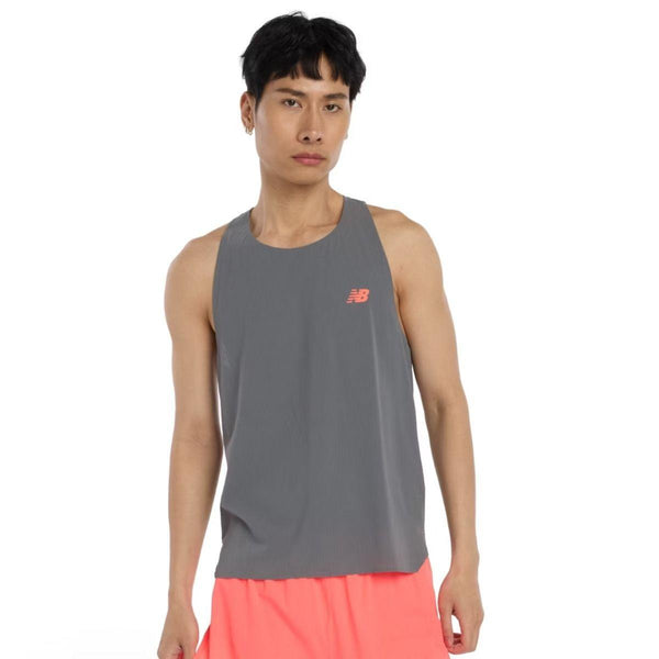En person med kort sort hår er iført en New Balance Race Day Ultra Light Singlet til mænd i Urgent Red og står på en almindelig hvid baggrund.