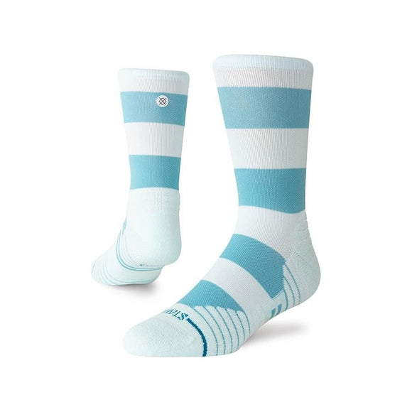 Stance Stacked Up Mid Crew Unisex-strømper i Ice Blue har brede lyseblå og hvide striber. På en hvid baggrund står den ene fugttransporterende sok oprejst, mens den anden er vinklet, så man kan se hælen og sålen.