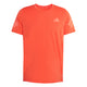 Adidas Adi365 Running Tee, Herre, Duor er en orange atletisk t-shirt med rund hals og lyserøde diagonale ærmestriber samt et lille geometrisk logo på venstre bryst. Perfekt til løbetræning. Vist på en hvid baggrund.