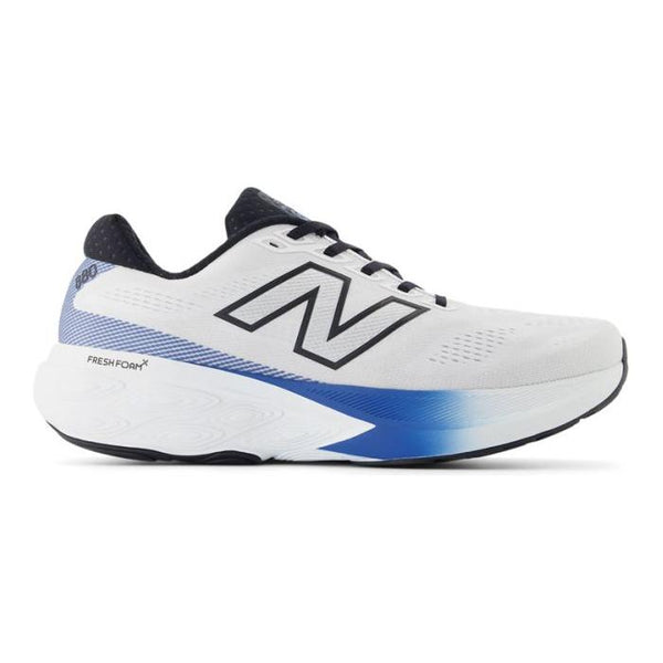 New Balance Freshfoam 880 V15 Herre i hvid har sorte og blå detaljer, en hvid sål med en blå gradient ved hælen og Fresh Foam X-støddæmpning - ideel til herre løbesko-entusiaster.