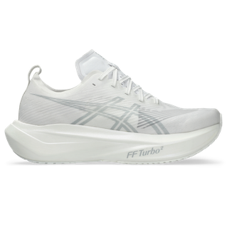 Asics Megablast i White/Piedmont Grey er en unisex-sko med en tyk, buet sål, diskrete lysegrå detaljer, "FF Turbo²" på mellemsålen, let og responsiv støddæmpning og et lavt snit ved anklen.