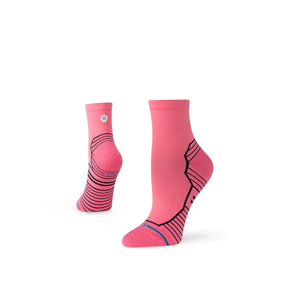 Stance Variegated Ul Quarter Dame-strømper i pink har sorte geometriske linjer og en anatomisk pasform, der vises lodret på en almindelig hvid baggrund.