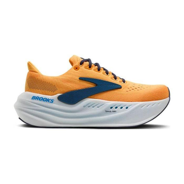 Brooks Glycerin Max Herre i Blazing Orange/Blue/White har en overdel i mesh, en tyk hvid sål, blå detaljer, snørebånd og logo samt et design i siden for maksimal komfort. Vist fra venstre side.