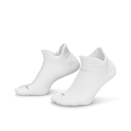 Et par Nike Fast Lightweight No Show unisex-strømper i White/Black/Pure Platinum med et sømløst, lavt skåret design med subtil tekstur, der vises på en usynlig fodform mod en almindelig hvid baggrund.