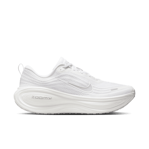 Nike Vomero Plus, Herre i White/Summit White-Photon Dust har en overdel i tekstureret mesh, snørelukning, tyk buet ZoomX-sål for optimal stødabsorbering, en hvid Swoosh og avanceret Nike Zoom Air-teknologi for toppræstation.