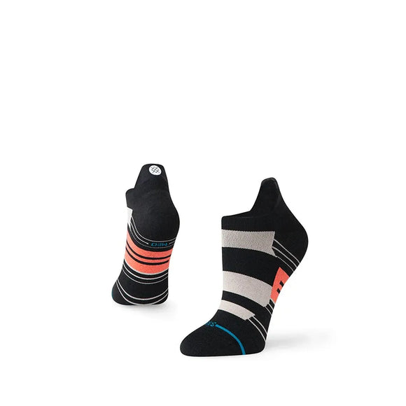 Et par Stance Break Ultra Tab Dame-strømper i String Grey, der er sorte med beige, røde og blå vandrette striber. Udstillet lodret for at fremhæve deres unikke sider og mønstre.