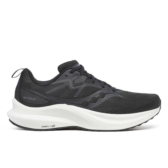 Saucony Tempus 2, Herre i Black/White er en sort atletisk løbesko med en hvid tyk sål, overdel i mesh, snørelukning og trækflig i hælen, vist fra siden på en almindelig hvid baggrund.