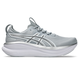 ASICS Gel-Nimbus 28 Herre i Piedmont Grey/Pure Silver "Atc" har en overdel i mesh, snørelukning, tyk hvid polstret sål, stiliseret logo på siden, sølvfarvede detaljer og en trækflig i hælen.