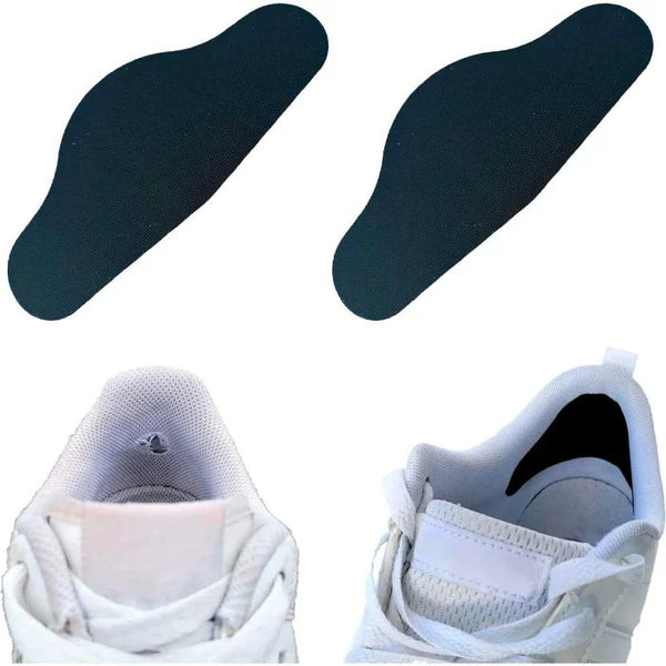 Øverst ses to sorte Trainer Armour Heel Hole Preventer-puder. Nedenfor ses to hvide sneakers: den venstre uden en pude indeni, og den højre med en monteret Heel Hole Preventer mod den indvendige hæl.