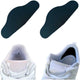 Øverst ses to sorte Trainer Armour Heel Hole Preventer-puder. Nedenfor ses to hvide sneakers: den venstre uden en pude indeni, og den højre med en monteret Heel Hole Preventer mod den indvendige hæl.