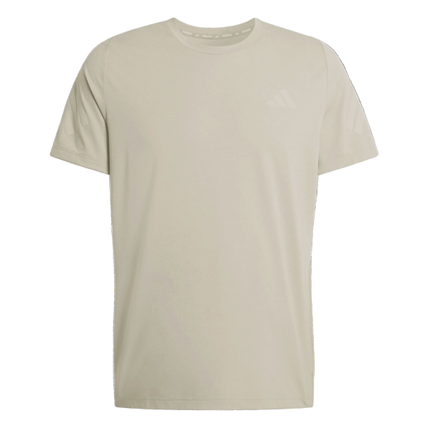 En ensfarvet, kortærmet beige Adi365 Running Iconic T-Shirt til mænd fra Adidas på en hvid baggrund med rund hals og et diskret adidas-logo øverst til venstre på brystet.