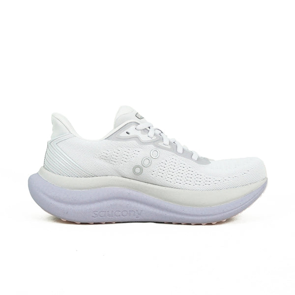 Saucony Triumph 23, Dame, Aster er en komfortabel løbesko til kvinder med en overdel i hvid mesh, tyk lysegrå sål, minimal branding, hvide snørebånd og "saucony" præget på siden.