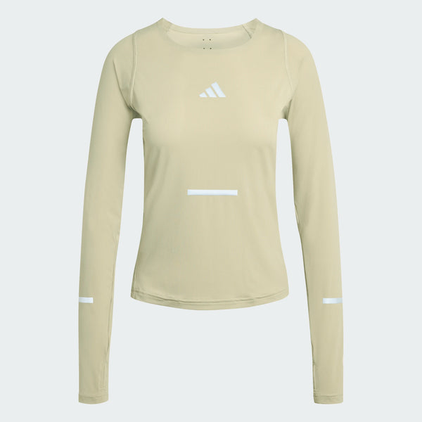 Adi365 Long Sleeve Shirt, Dame, Woca fra Adidas er en lys beige langærmet træningstrøje med hvidt brystlogo og tre refleksstriber - en på maven og en på hvert ærme. Perfekt som langærmet træningstrøje dame til aktive dage.