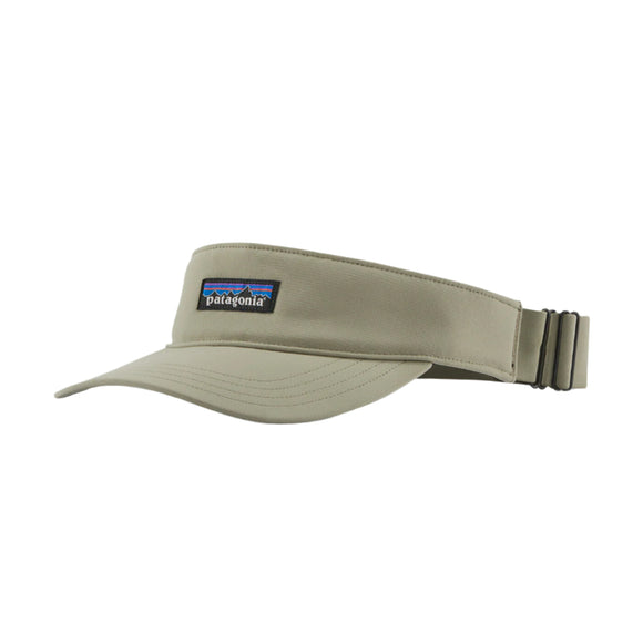 Patagonia Terrebonne Visor i River Rock Green er en unisex-kasket med en buet skygge, der beskytter mod solen, en justerbar rem bagpå og et logopatch foran på det beige bånd.