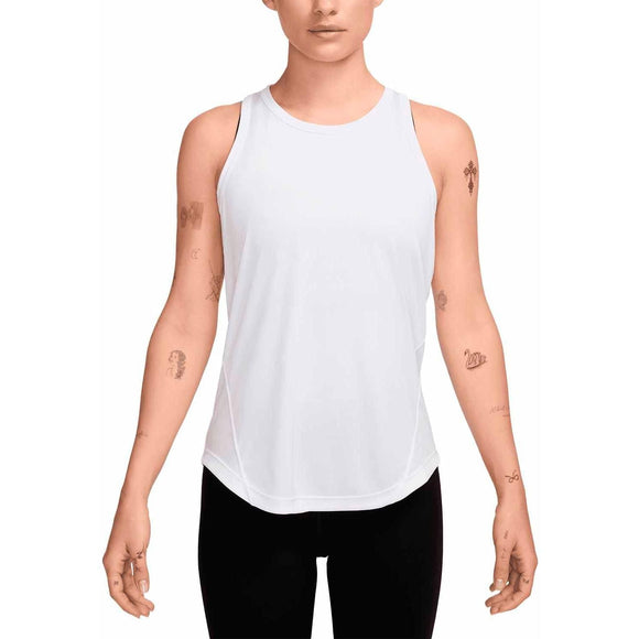 En person iført en hvid Nike Tempo Dri-FIT Running Tank Top til kvinder og sorte bukser står med ansigtet fremad og armene afslappet ned langs siden. Flere små tatoveringer er synlige på deres arme mod en almindelig hvid baggrund.