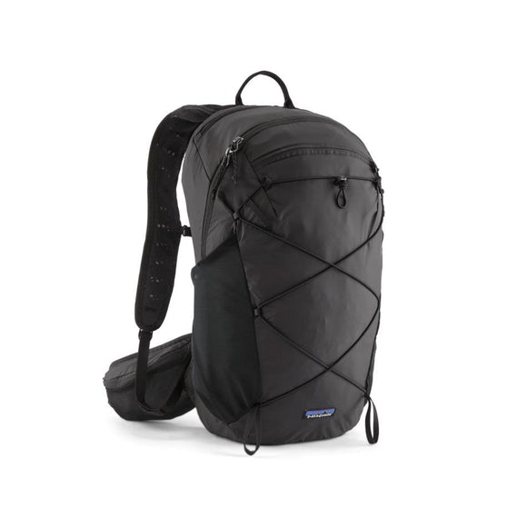 Patagonia Terravia Pack 22L er en sort unisex-rygsæk med en lynlåslomme foran, netlommer i siderne, elastiske bungee-snore foran, polstrede skulderstropper og et lille rektangulært logo i bunden.