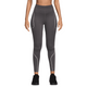 En person iført Nike Therma-FIT ADV High-Waisted 7/8 Reflective Running Leggings til kvinder i Thunder Grey/Dk Smoke Grey og sorte sportssko står på en hvid baggrund med armene afslappet ned langs siden.
