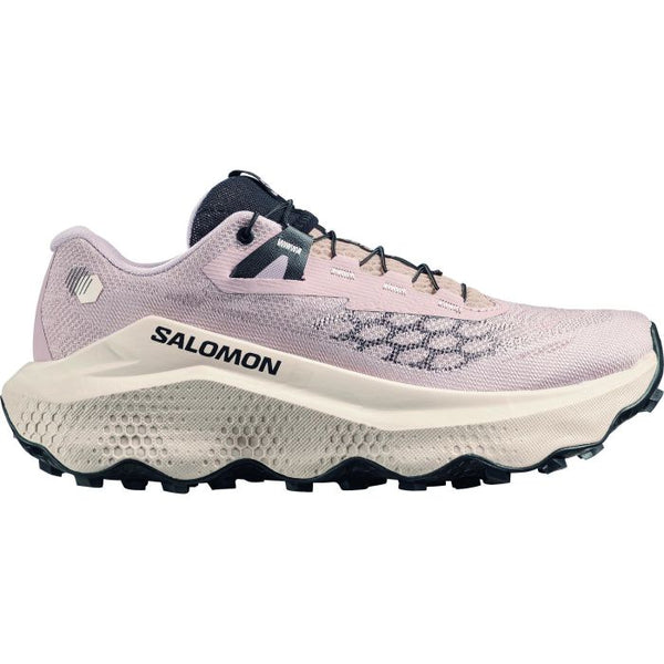 Salomon Ultra Glide 4 Dame i Shadow Grey/Tapioca/Black er en lyserød trailsko med en tyk, struktureret hvid sål, sorte snørebånd og slidbane samt Salomon-logoet. Den lave mesh-overdel sikrer komfort og stabilitet på hver eneste løbetur.