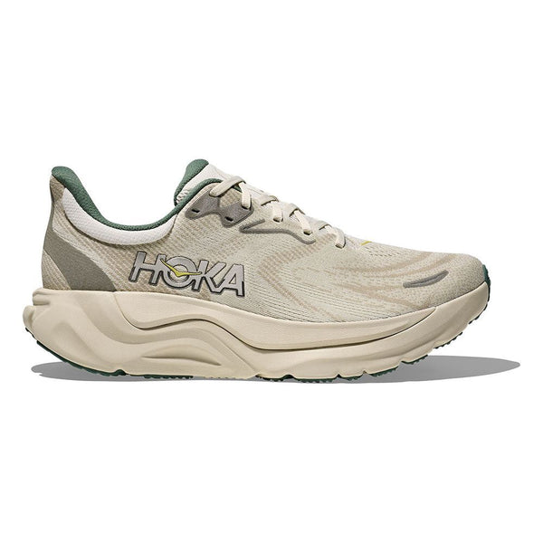 Hoka Arahi 8 herre løbesko i farven Truffle Salt/Oyster Mushroom vises fra siden med en tyk, skulptureret sål og Hoka-logo på siden mod hvid baggrund.