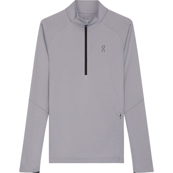 On Climate Shirt Dame i lilla har lange ærmer, en kvart lynlås foran, et lille logo på brystet og en lynlåslomme. Det tætsiddende design er lavet af fugttransporterende materiale og har minimale sømme for at give komfort - ideelt til fritidstøj.