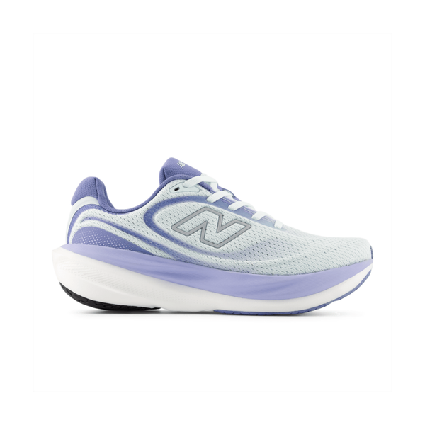 New Balance Infinion 1080 v15 til kvinder i Glint Blue/Silver Metallic/Fairweather Blue har en overdel i mesh, hvid mellemsål, sort ydersål og FreshFoam X 1080 v15-støddæmpning for maksimal komfort. Vist i sideprofil på en hvid baggrund.