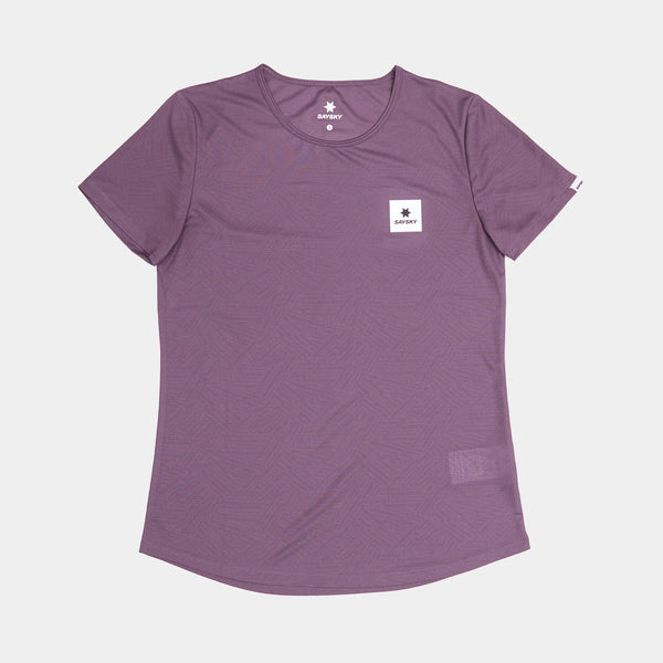 Saysky W Reactive Flow T-Shirt, Dame, Purple Aop har korte ærmer, en rund halsudskæring og et lille hvidt logopatch på venstre bryst. Vises på en hvid baggrund - perfekt som en lilla træningstrøje eller løbetrøje dame.