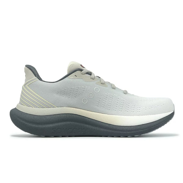 Saucony Triumph 23 Herre i Grey/Shadow har en struktureret lysegrå overdel, grå snørebånd, tyk mørk sål, tre cirkulære sidedetaljer, subtile hælstriber og lys Triumph 23-branding.