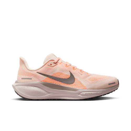 Nike Pegasus 41 dame løbesko i Guava Ice/Cave Stone-Orange Pulse-Malt har en overdel i lyserød og ferskenfarvet mesh, grå swoosh og hvidgrå polstret React-skum-sål, vist i sideprofil på en hvid baggrund.