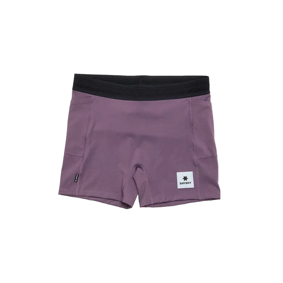 Saysky W Flow+ Race Short Tights 4", Dame, Purple har et lilla design med sort linning, sidesømme og et hvidt mærke med stjerne og tekst i bunden. Vises på en almindelig hvid baggrund.