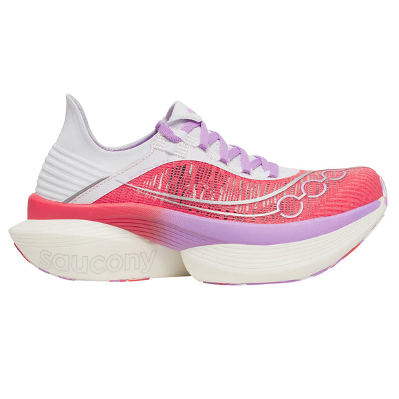 Et sidebillede af Saucony Endorphin Elite 2 unisex racesko i Coral/White med hvid og koralfarvet overdel, lilla snørebånd, tyk PWRRUN HG-mellemsål og Saucony-logo på hælen og siden.