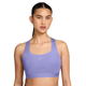 En person med langt, mørkt hår i en lav hestehale har en Nike High-Support Lightly Lined sports-BH til kvinder i farven Purple Pulse på, med rund halsudskæring, og står foran en ensfarvet hvid baggrund.