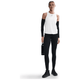 En person står på en hvid baggrund iført en Nike Dri-FIT Classic Tank Top, Dame, i hvid/sort, sammen med sorte leggings, sorte ærmer, sorte sportssko og med en sort vandflaske i højre hånd.