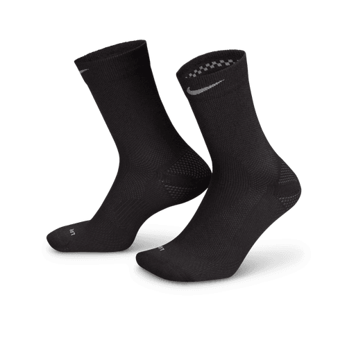 Et par Nike Fast Lightweight Crew-strømper i sort/Dk Smoke Grey/Smoke Grey, unisex-stil, med et hvidt Swoosh-logo og Dri-FIT-teknologi for komfort, vist på en almindelig hvid baggrund.