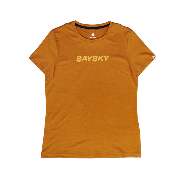 En Saysky W Logo Pace T-Shirt til kvinder i orange er vist fladt på en almindelig hvid baggrund - en fugttransporterende sportstee, der er perfekt til løb.