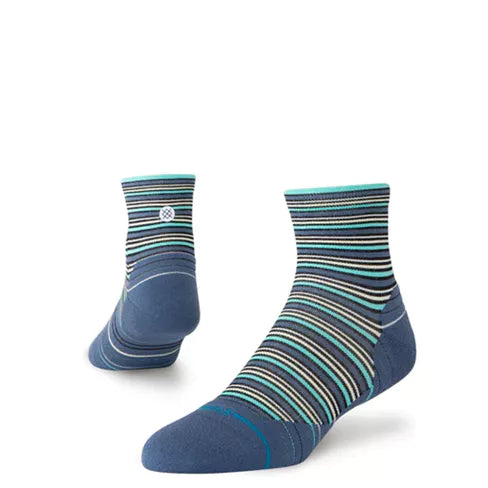 Stance's Earnie Light Quarter Sock, Unisex, Sea Blue har blå, sorte, hvide og grønne striber med ensfarvet blå hæl, tå og sål. Ankel-længde og åndbar-ideel til træning. Vist på en hvid baggrund.